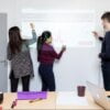 Skrifað á veggfóður fyrir tússtöflu og skjávarpa á meðan mynd er varpað á vegginn -frá Smarter Surfaces